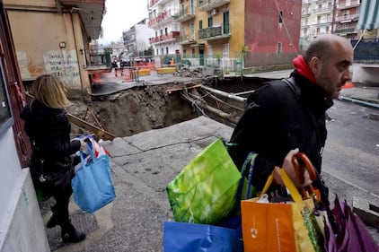 Napoli, maxi voragine in strada a Pianura 5