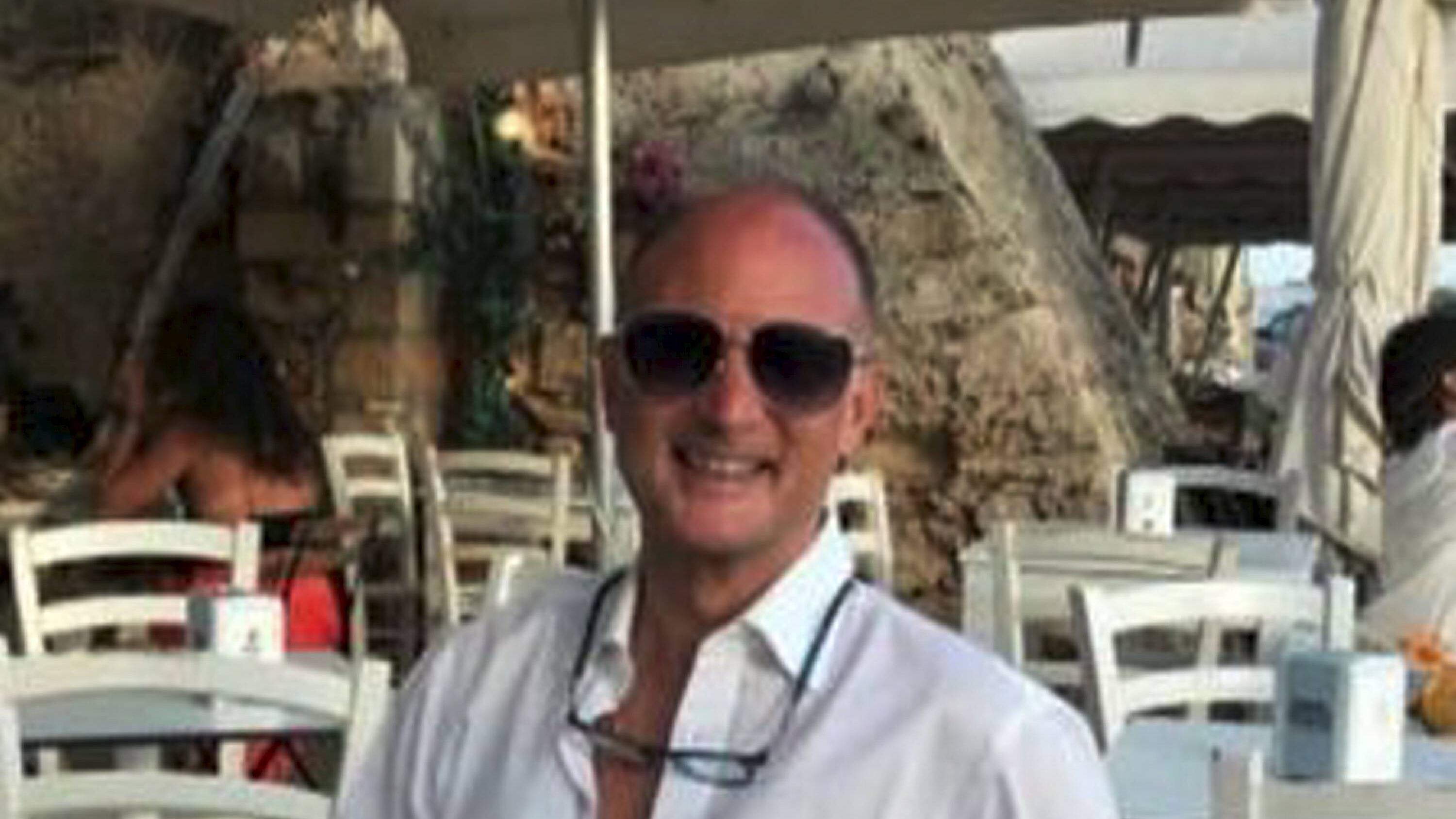 "Drogata e stuprata": chi è il manager che si fingeva 007
