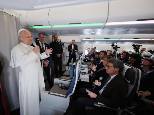 Leone XIV frena sulle coppie gay: “No a benedizioni rituali, la Chiesa accoglie ma non cambia linea”