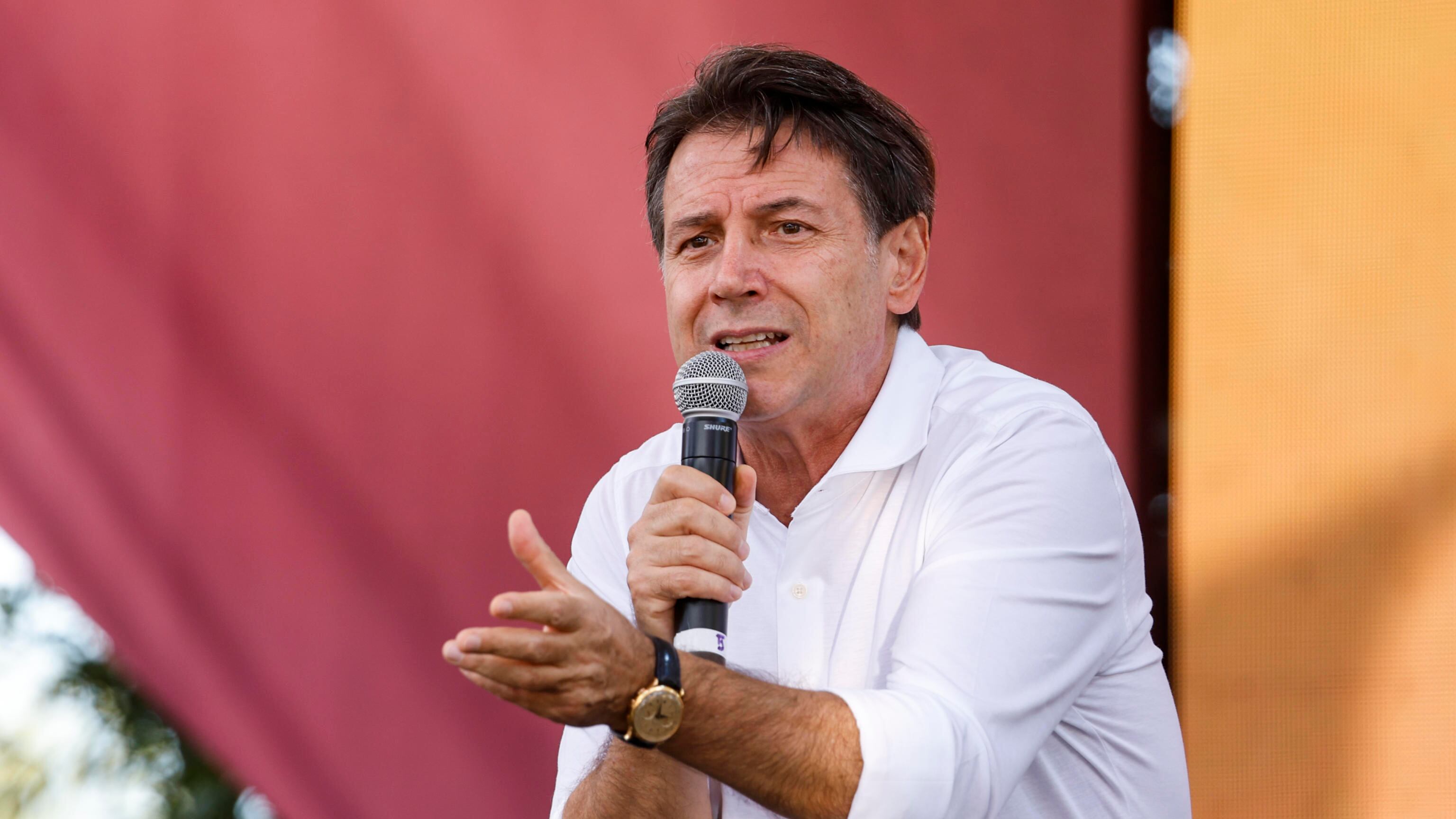 Conte "pacifista" per invadere il Pd
