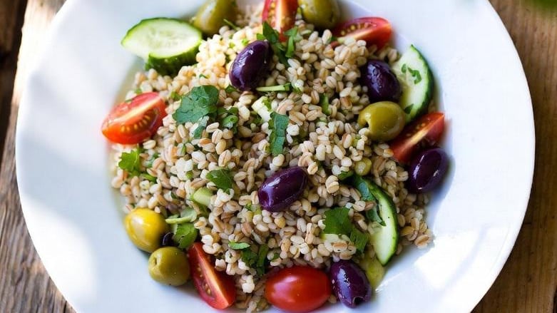La salute nel piatto? "Insalata di farro con olive e prosciutto pranzo top", il consiglio del nutrizionista