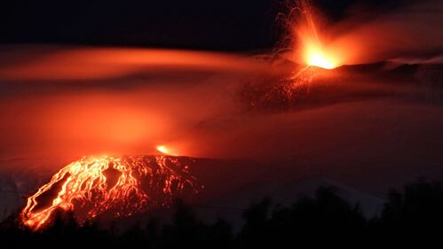 Spettacolare eruzione sull'Etna 1