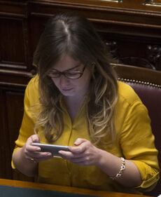 La Boschi in Aula attaccata al cellulare 5