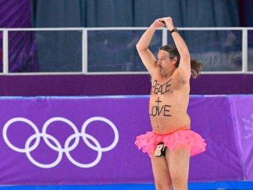 Olimpiadi, 50enne inglese invade la pista con il tutù rosa
