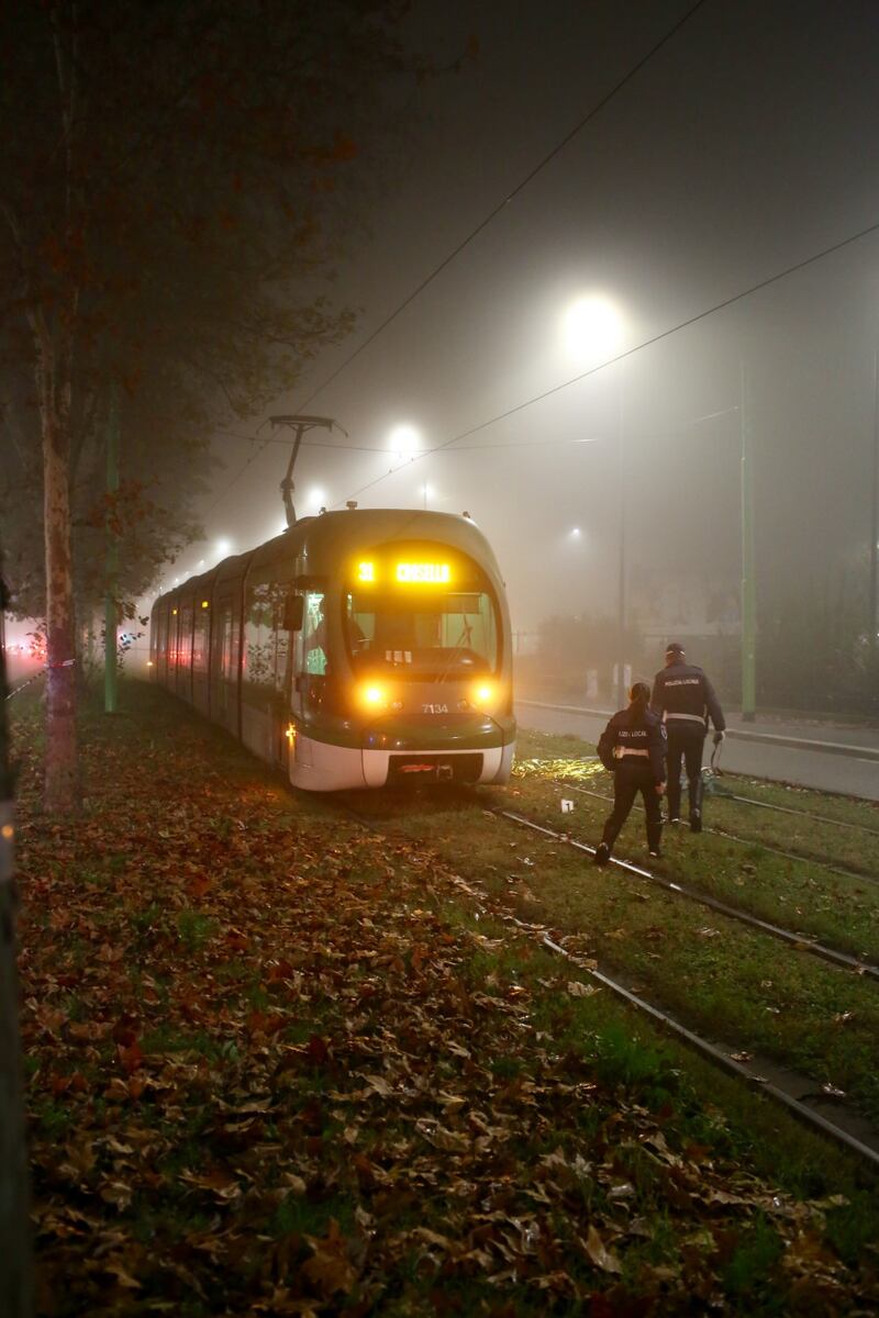 A Milano un pedone è stato investito da un tram mentre stava attraversando le rotaie 3