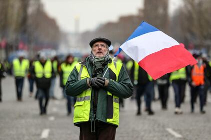 I Gilet gialli invadono Parigi nella quinta giornata di proteste 5