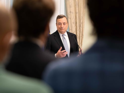 "Dai no vax violenza vigliacca". E Draghi valuta l'obbligo vaccinale