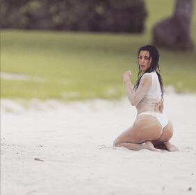Kim Kardashian, la sensualità esplosiva 12