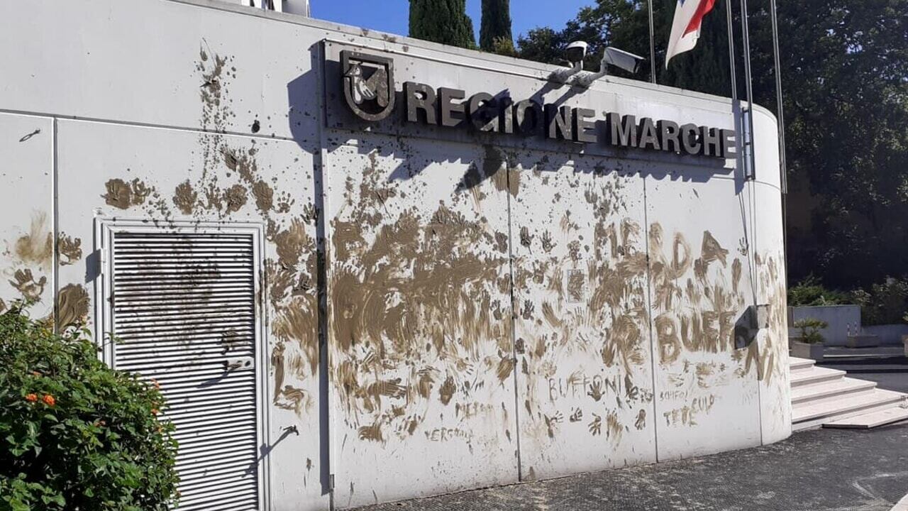 Insulti a centrodestra e polizia con il fango dell'alluvione: cinque denunce