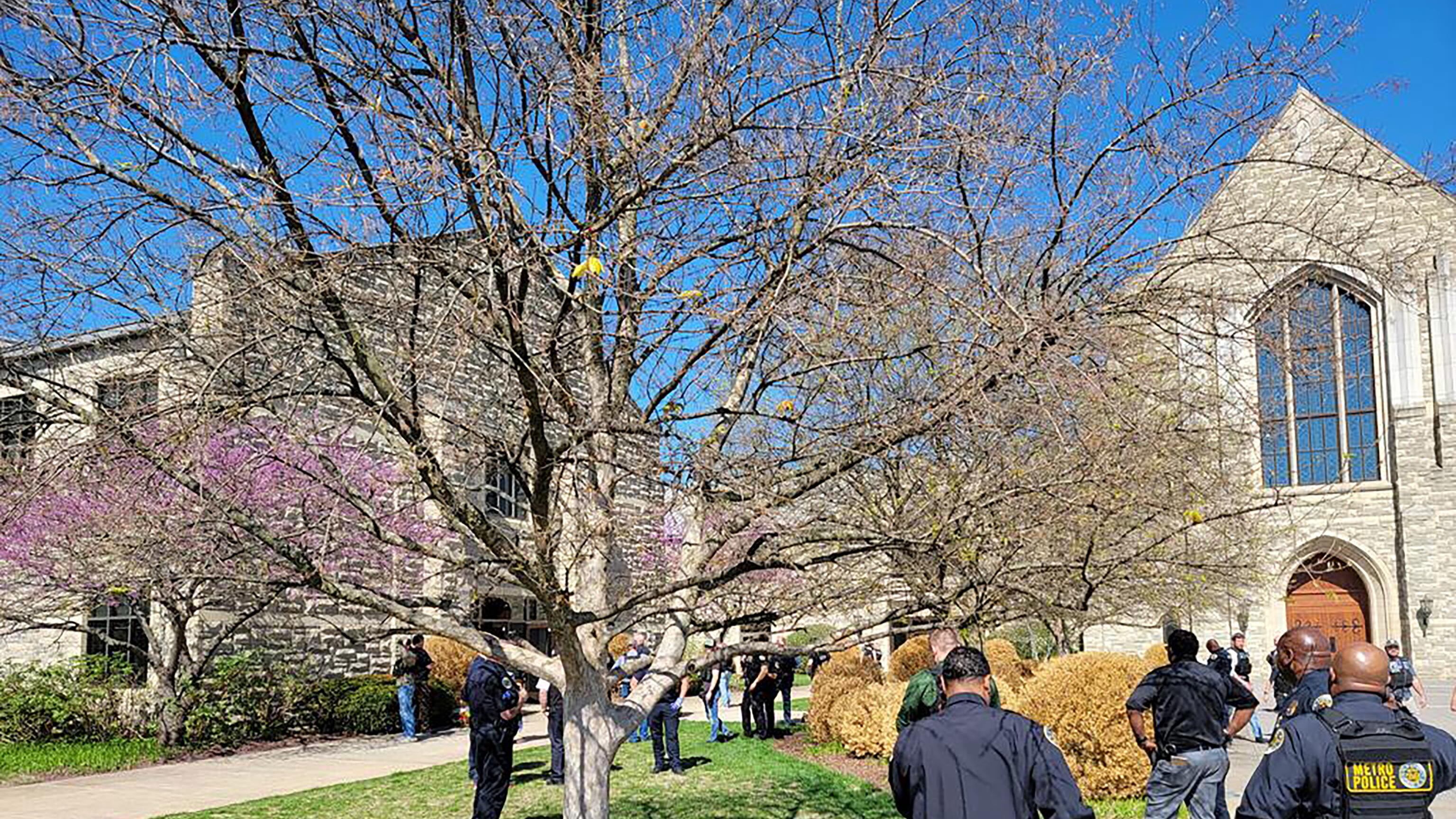 Sparatoria in una scuola Usa: donna uccide sei persone a Nashville