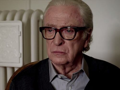 Michael Caine compie 90 anni: le 7 interpretazioni da gigante