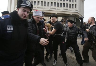 Simferopoli, le Femen protestano contro Putin 15