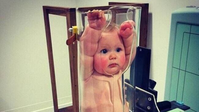 Un bimbo in un tubo di plastica, ma è solo per una radiografia