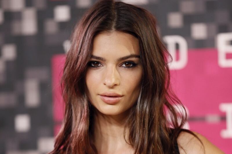 Emily Ratajkowski, seflie nudo allo specchio come Kim Kardashian: foto 12