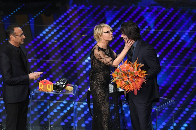 Sanremo 2017, Maria De Filippi e il bacio agli ospiti 42