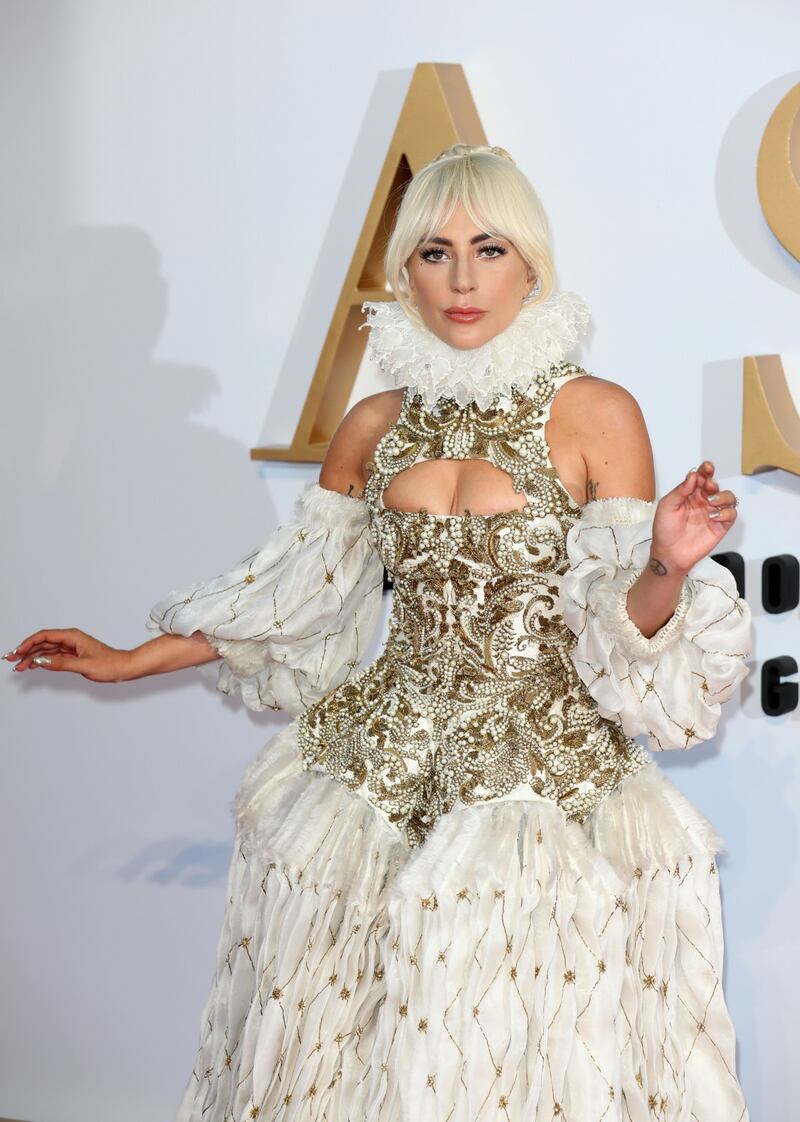 Lady Gaga, scollatura hot alla première 9