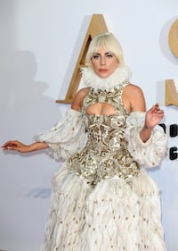 Lady Gaga, scollatura hot alla première 9