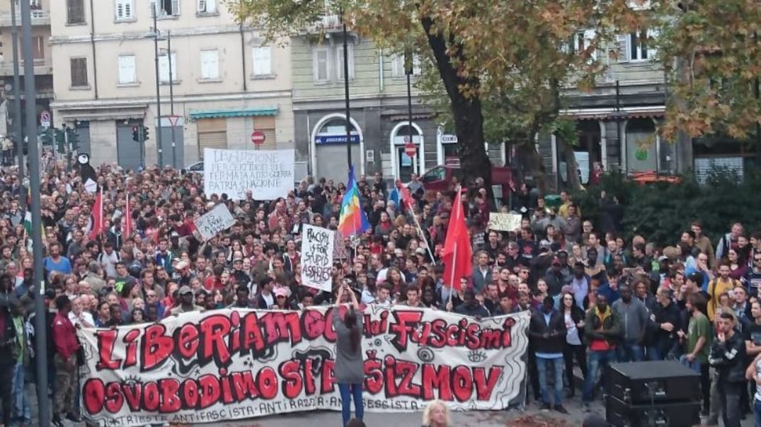 Trieste, gli antifascisti sfilano per insultare agenti e militari
