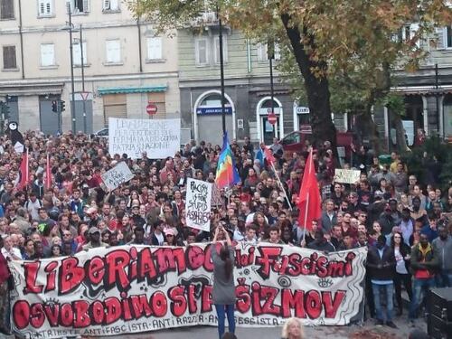 Trieste, gli antifascisti sfilano per insultare agenti e militari