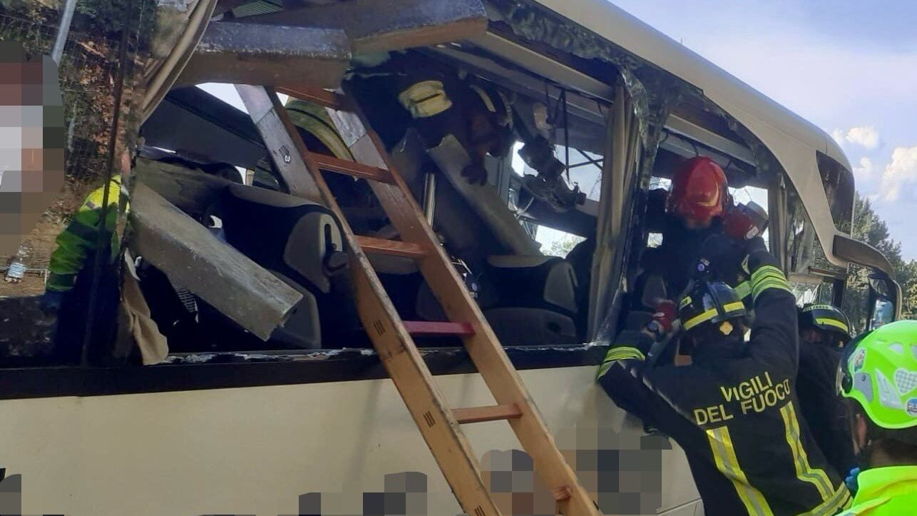 Paura sulla A1, si ribalta pullman turistico: un morto e quindici feriti