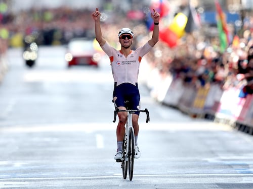 Mondiali ciclismo, immenso Van der Poel, cade ma vince lo stesso. Bettiol ripreso nel finale