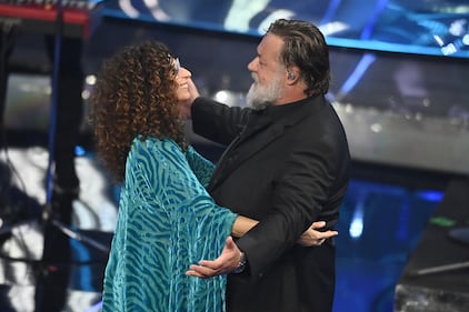 Sanremo 2024: ecco il look della terza serata del Festival di conduttore, co-conduttrice e ospiti 2