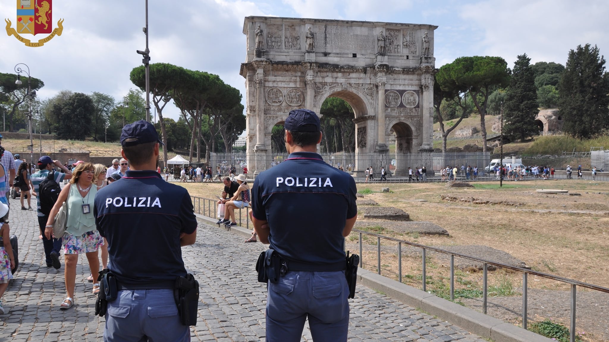 Ladro si traveste da donna per scippare i turisti