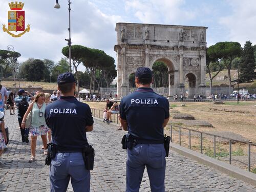 Ladro si traveste da donna per scippare i turisti