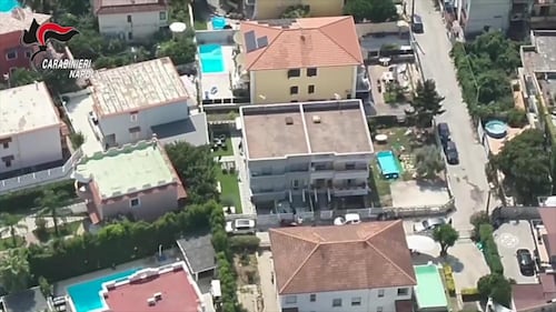 Il blitz nella villa del capo clan Luigi Cacciapuoti: le immagini 4