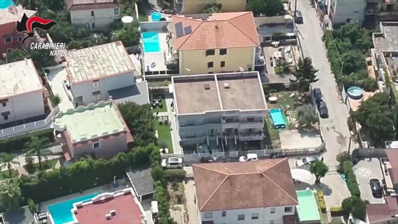 Il blitz nella villa del capo clan Luigi Cacciapuoti: le immagini 4