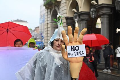 I soliti centri sociali bruciano le bandiere in piazza a Torino 5