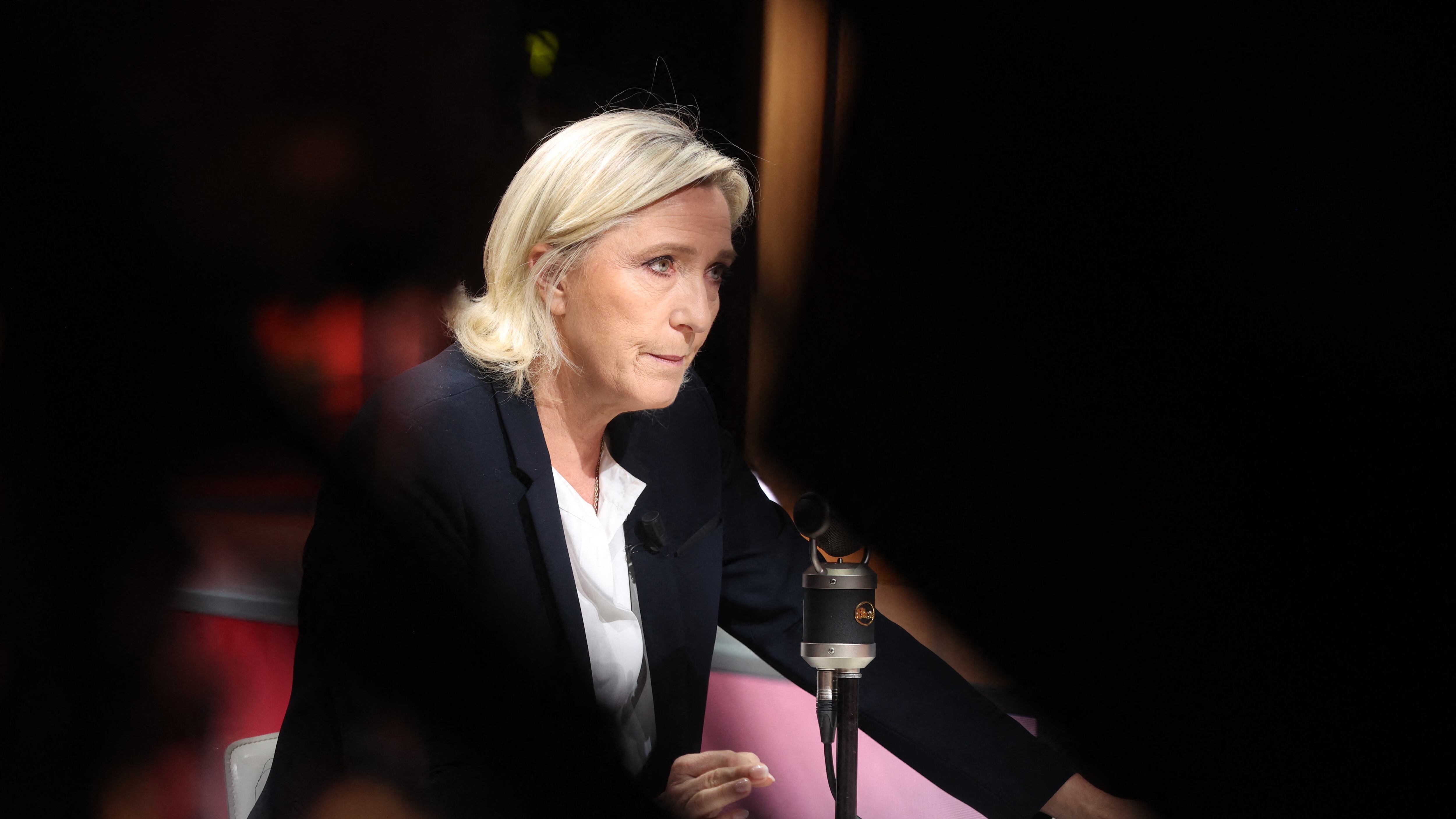 "A rischio la candidatura alle elezioni del 2027". Parte il processo contro Marine Le Pen