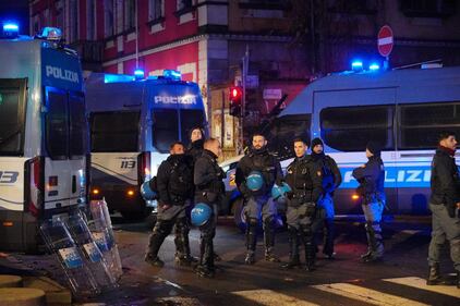 Askatasuna, le immagini dal centro sociale  7