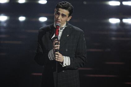 I conduttori, i cantanti,  le luci dell'Ariston: le immagini più belle di Sanremo 9
