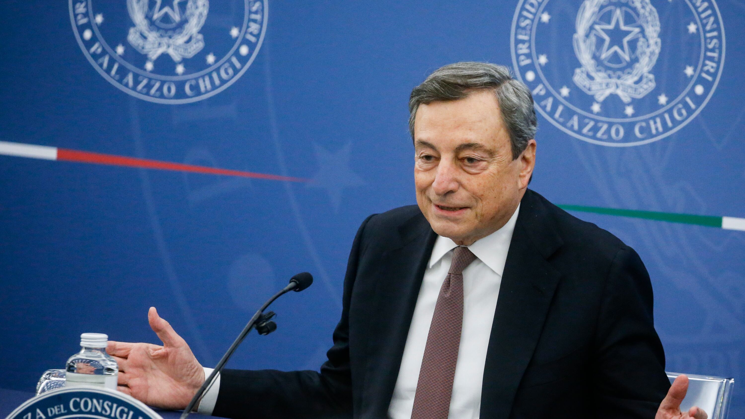 "Salveremo il Natale". Draghi media, dà scacco a Salvini e convince la Lega
