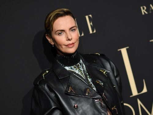 Charlize Theron nega il flirt con Brad Pitt