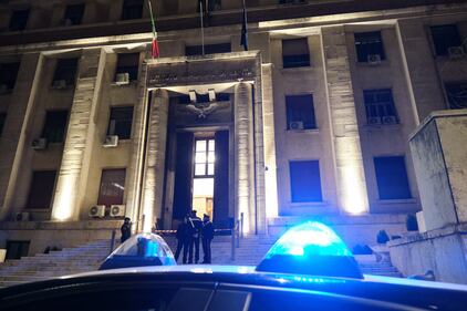 In fiamme il portone della sede dell'Istituto superiore di sanità 4