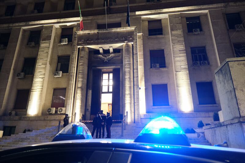In fiamme il portone della sede dell'Istituto superiore di sanità 4