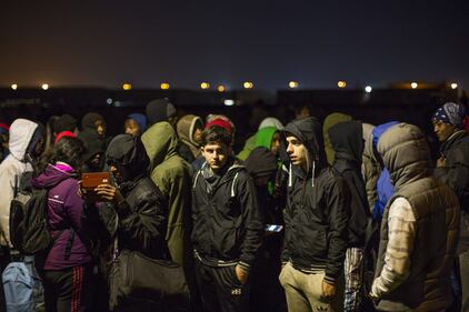 MIgranti costretti a lasciare il campo profughi di Calais 13