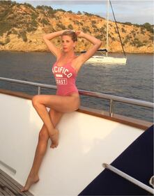 Alessia Marcuzzi, bikini sexy al mare 9