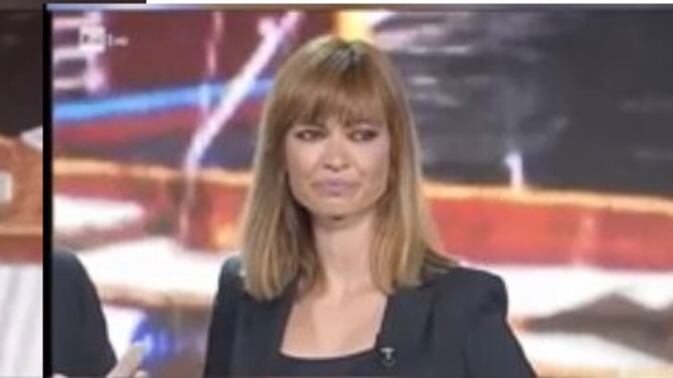 Ritira il premio per Fabrizio Frizzi. La Mantovan si commuove sul palco