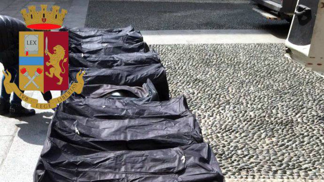 A zig zag tra le auto con la droga nel furgone: fermato 26enne albanese