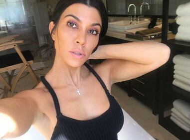 Kourtney Kardashian nuda al mare 9