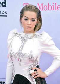 Rita Ora osé sul red carpet: gonna trasparente e sotto solo un tanga 1