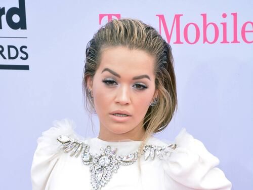Rita Ora osé sul red carpet: gonna trasparente e sotto solo un tanga