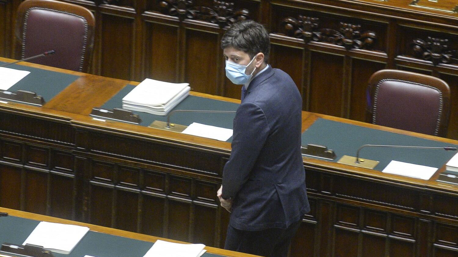 "Verso lo smart working al 70%". Speranza evoca lo spettro di nuove chiusure