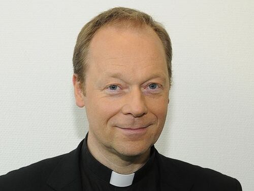 Il Vaticano conferma un rettore gesuita che benedice le unioni gay