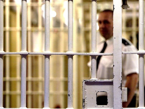 Bari, detenuto georgiano aggredisce 3 agenti e li manda in ospedale. I poliziotti: "Siamo stufi"