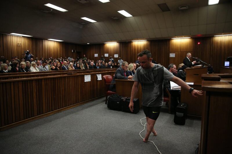 Pistorius sfila in aula senza protesi 6