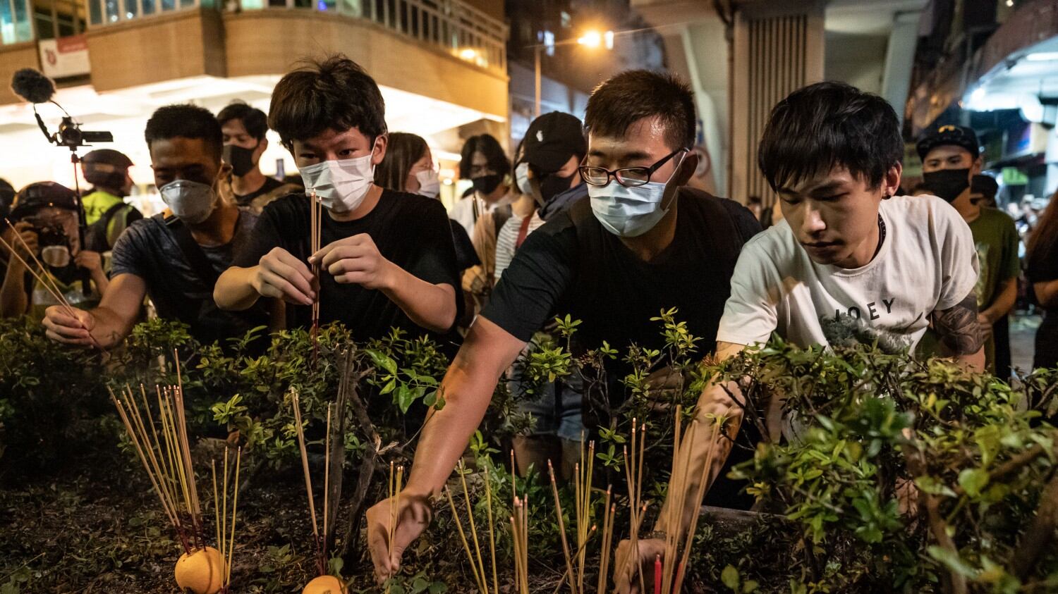 Hong Kong, alta tensione Manifestazione vietata. E la Cina muove i soldati